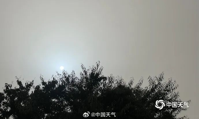 沙尘+大风预警中！今晨，北京的太阳变蓝了