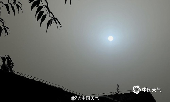 沙尘+大风预警中！今晨，北京的太阳变蓝了
