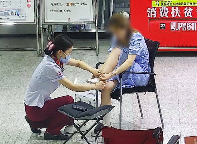 事发塔子湖地铁站!瘦弱小姐姐一把背起她 事发塔子湖地铁站!瘦弱小姐姐一把背起她