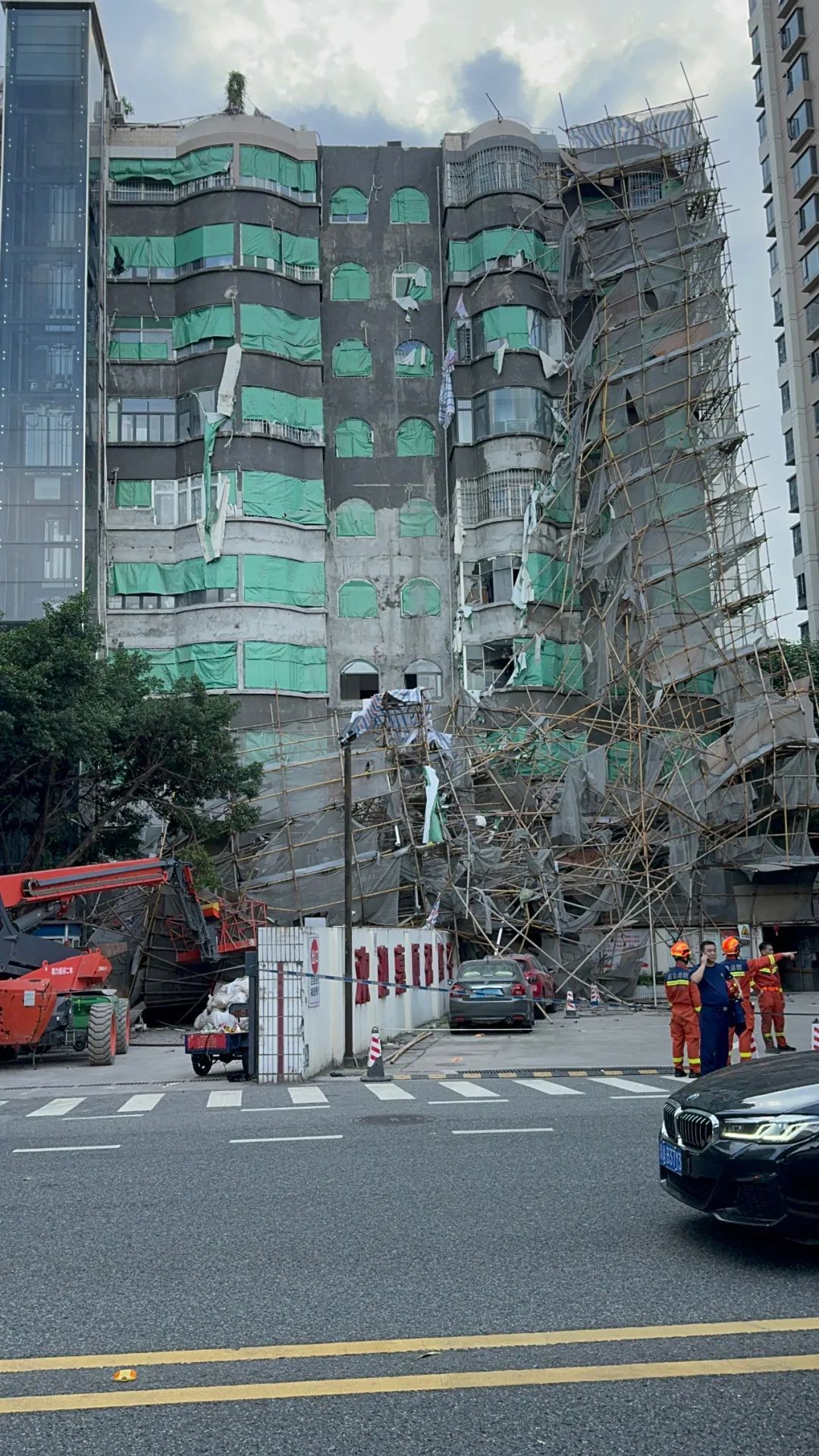 广州一楼宇外墙翻新脚手架局部坍塌，最新通报