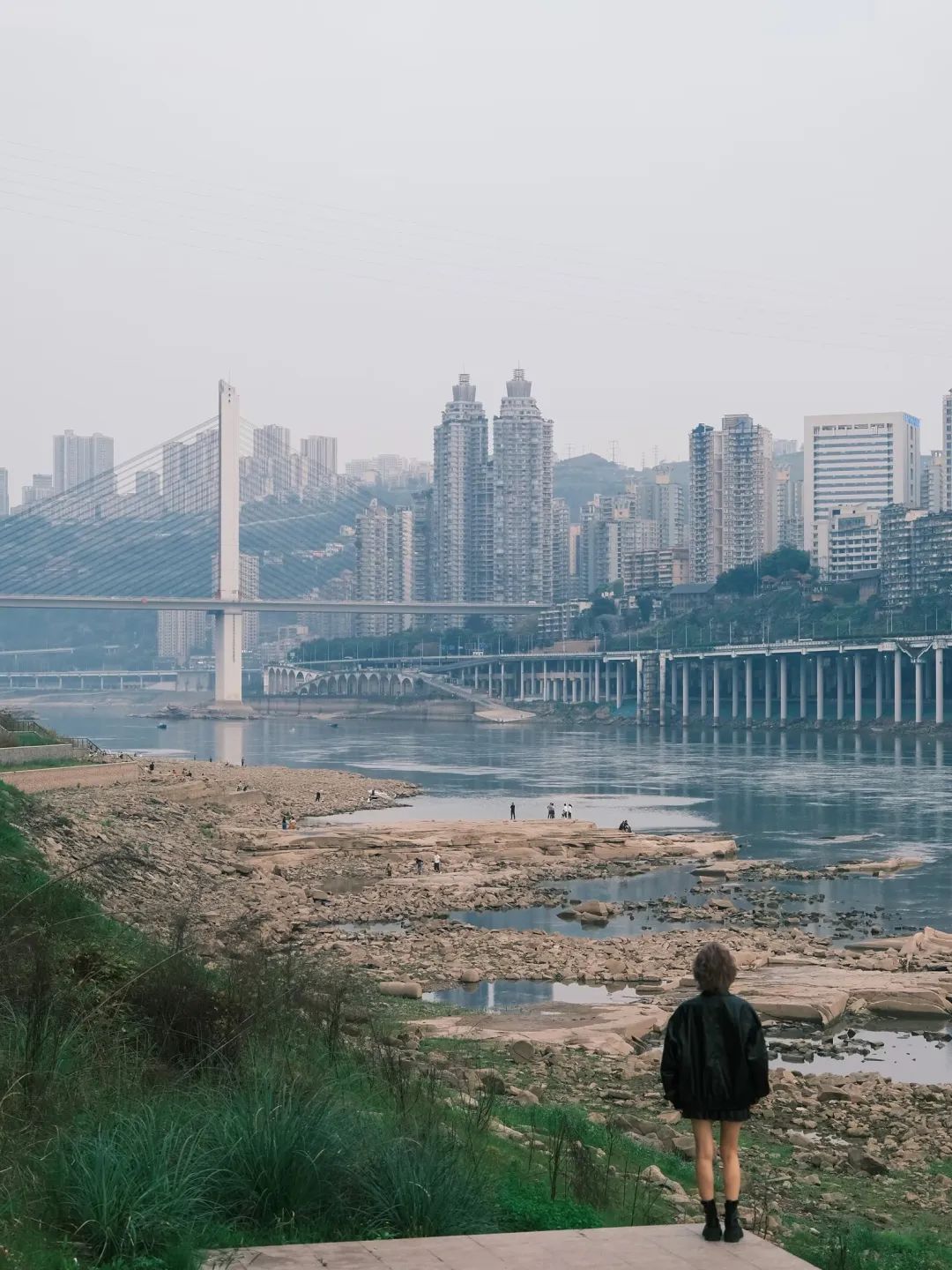 桥角下面惊现涂鸦，重庆又一网红胜地诞生了！