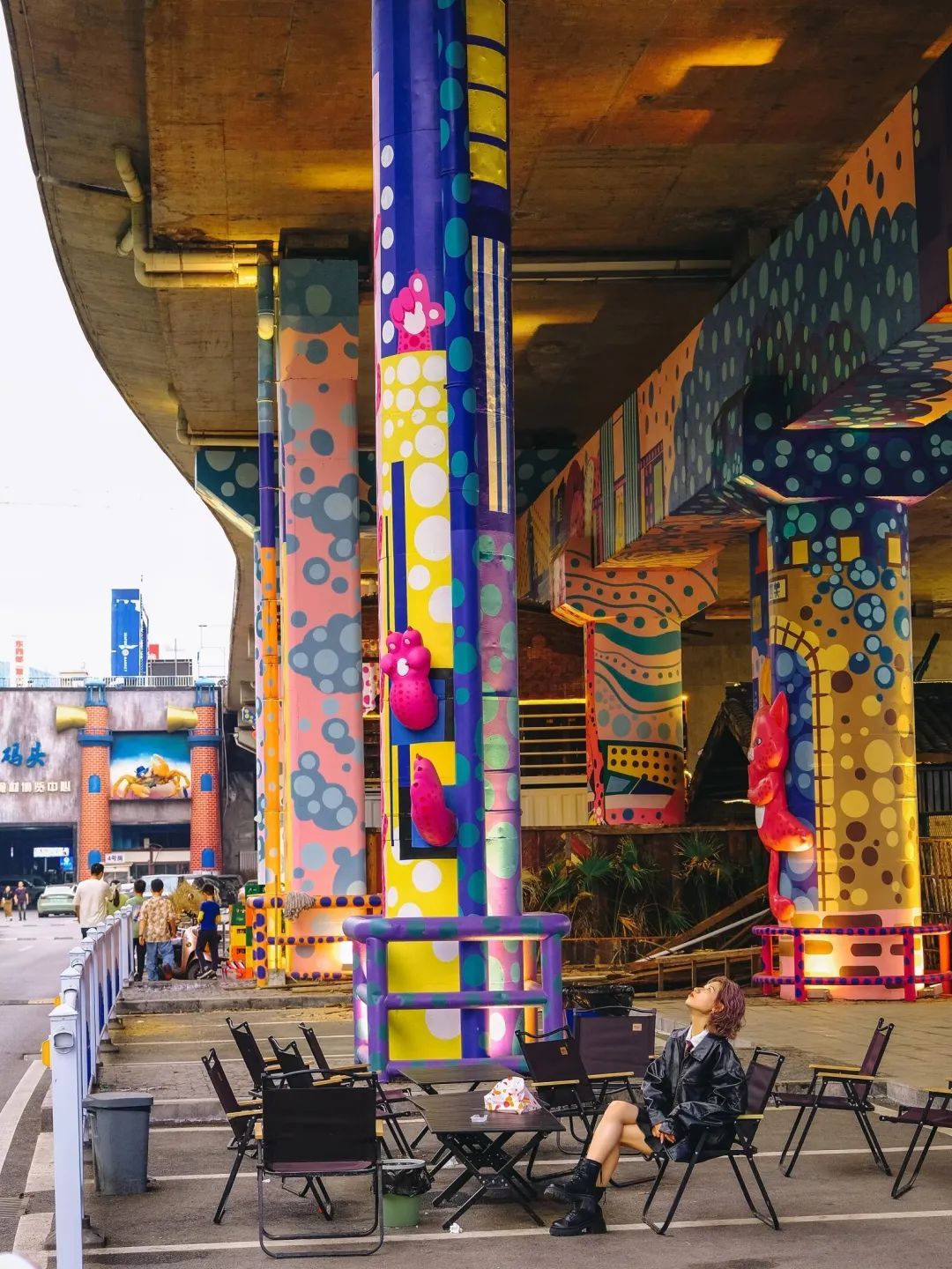 桥角下面惊现涂鸦，重庆又一网红胜地诞生了！