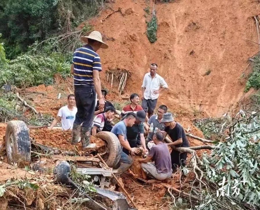 货车司机被埋27小时后获救，谈及这一幕他眼眶泛红