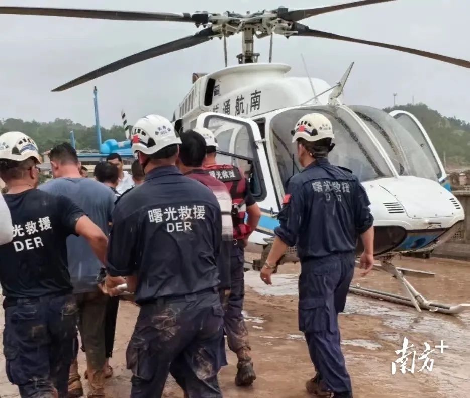 货车司机被埋27小时后获救，谈及这一幕他眼眶泛红