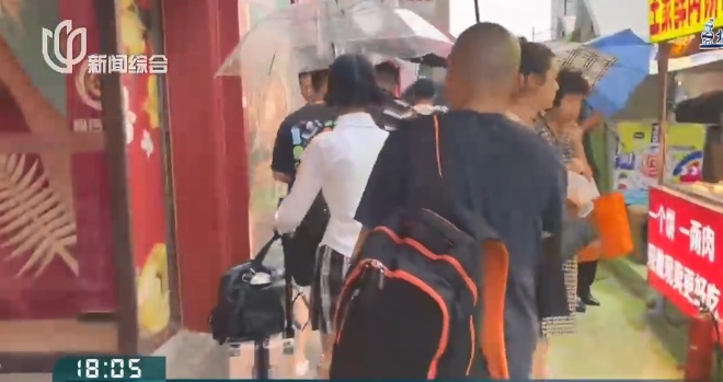 “蔬菜大棚”终于“落幕”！ 上海人熬了十多年，终于等到了！不少人急催：下一个！