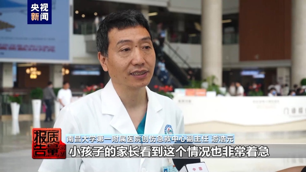 每周质量报告丨便携小巧的“遛娃车”为何暗藏风险？总台记者独家调查→