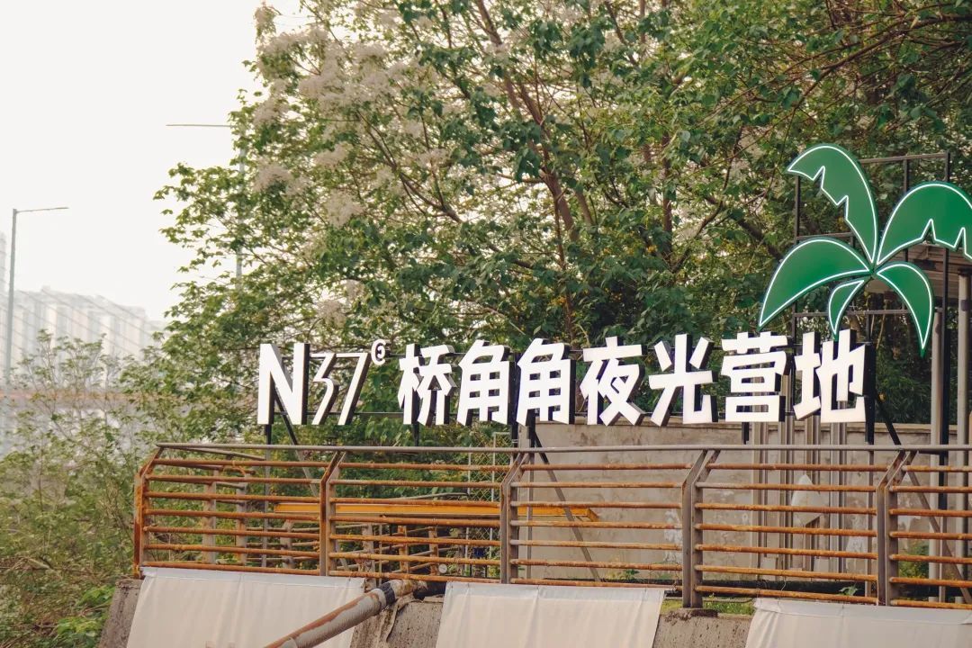 桥角下面惊现涂鸦，重庆又一网红胜地诞生了！