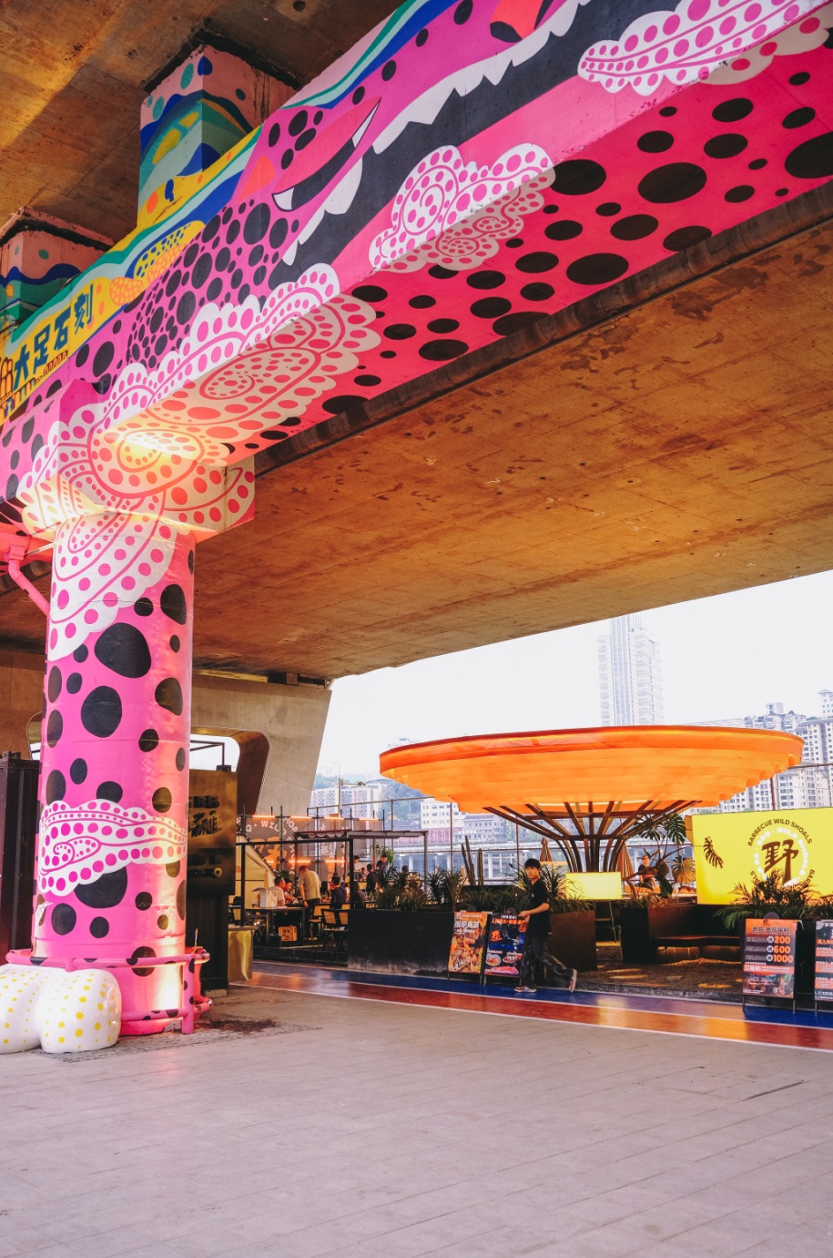 桥角下面惊现涂鸦，重庆又一网红胜地诞生了！