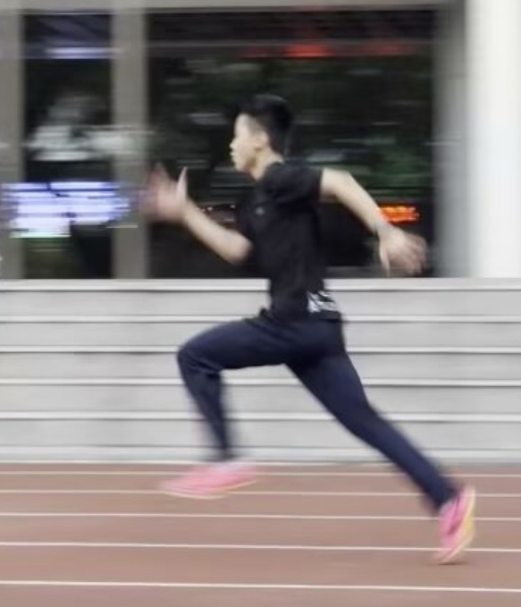 太强了！“小孩哥”百米跑11秒63，比肩同期苏炳添