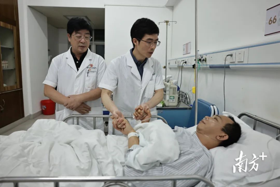 货车司机被埋27小时后获救，谈及这一幕他眼眶泛红