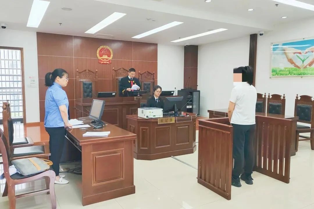 女子为泄愤，从15楼扔下锅碗瓢盆……