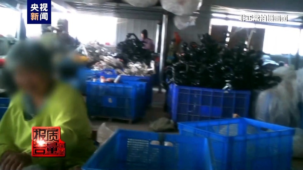 每周质量报告丨便携小巧的“遛娃车”为何暗藏风险？总台记者独家调查→