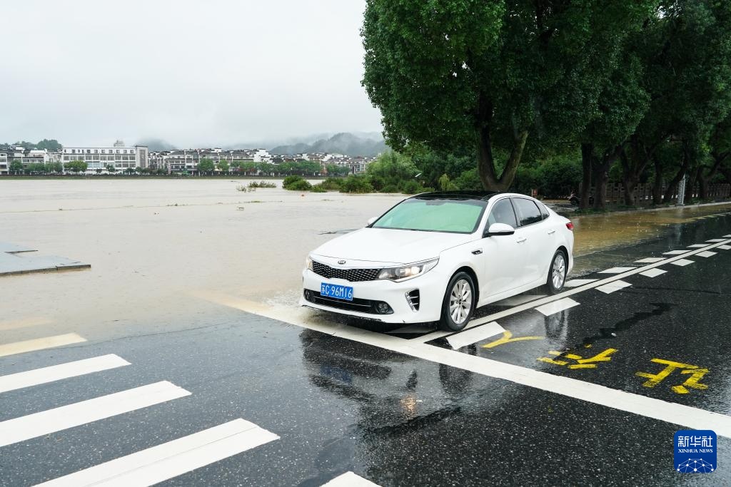 安徽黄山再遭暴雨袭击 歙县城区出现内涝