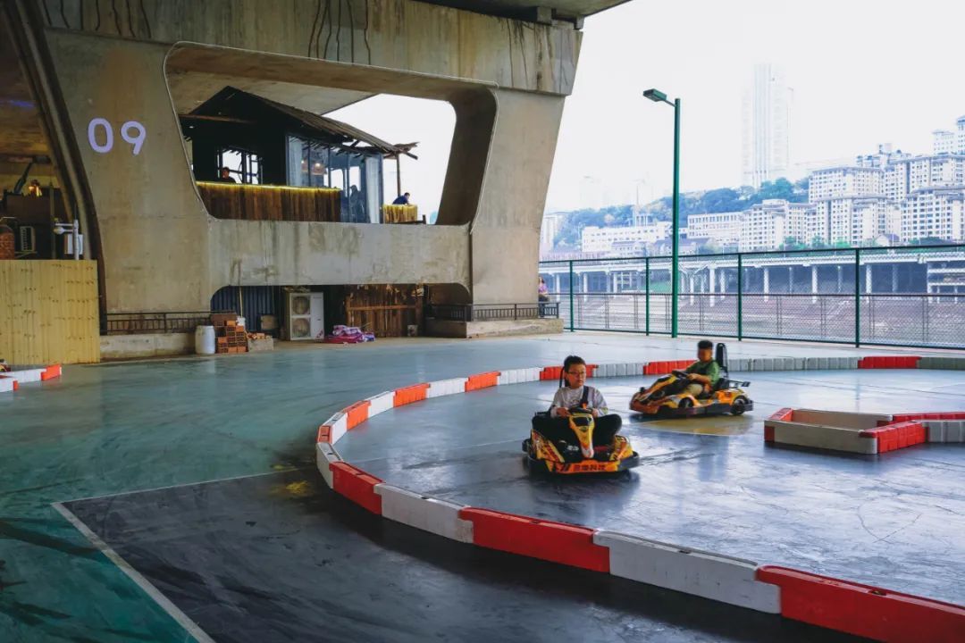 桥角下面惊现涂鸦，重庆又一网红胜地诞生了！