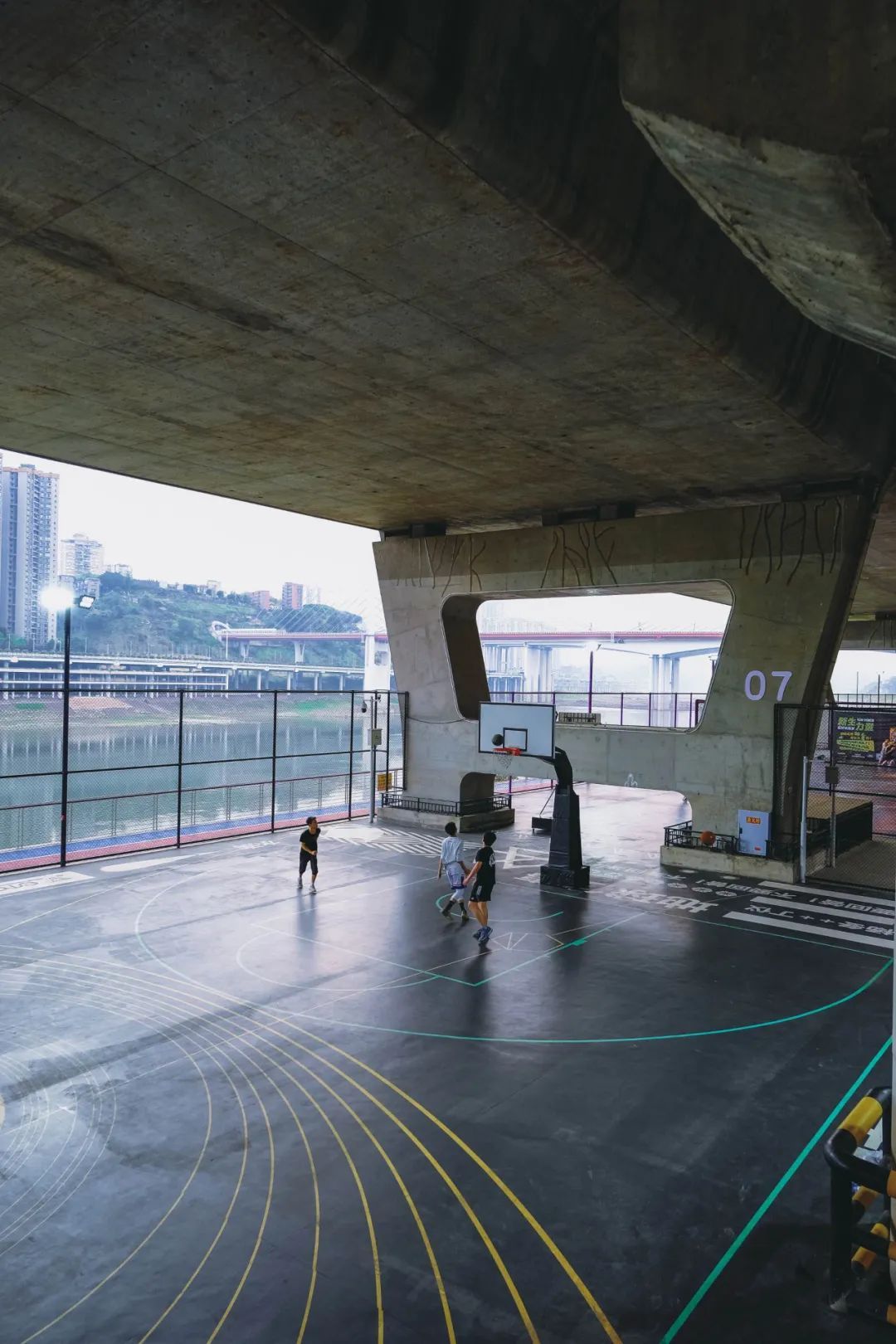 桥角下面惊现涂鸦，重庆又一网红胜地诞生了！