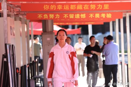 满满的爱!北京中考家长老师为考生送好运 满满的爱!北京中考家长老师为考生送好运