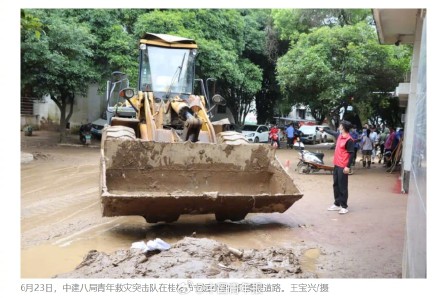 桂林洪水退去留下大量淤泥和垃圾！记者现场直击→