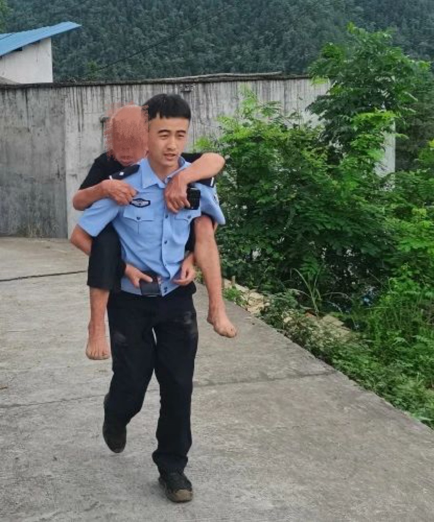 00后新警,你背老人的样子,真帅! 00后新警,你背老人的样子,真帅!