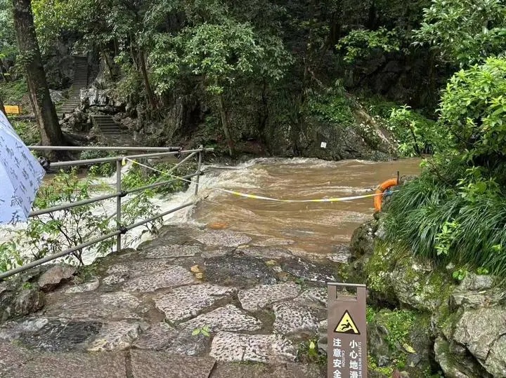 暴雨红色预警！国内多地大到暴雨，局地特大暴雨，最新预报→