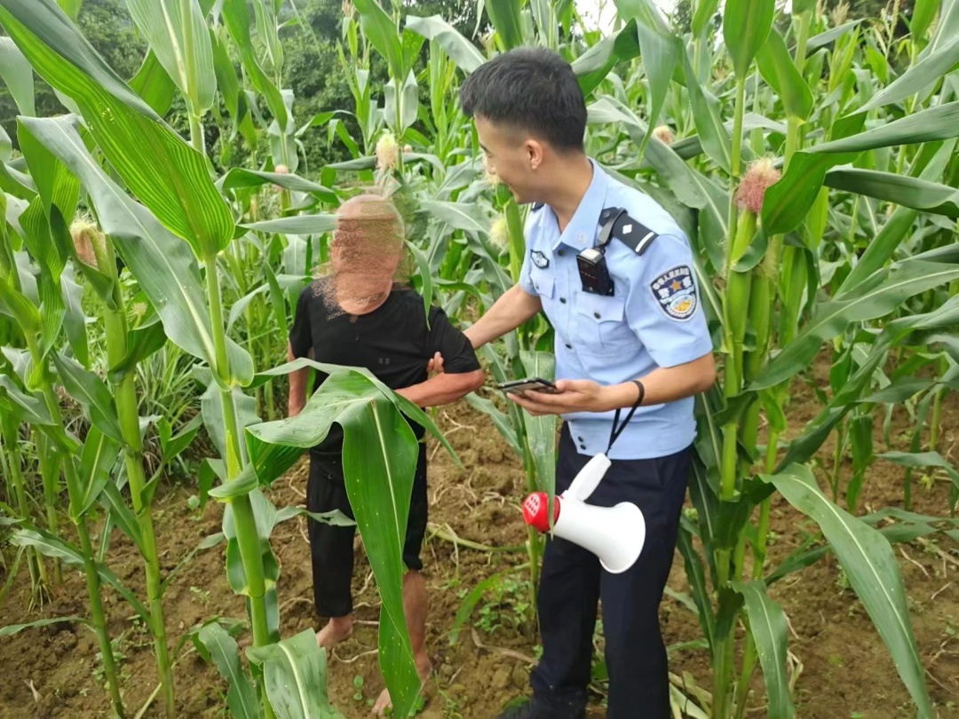 00后新警,你背老人的样子,真帅! 00后新警,你背老人的样子,真帅!