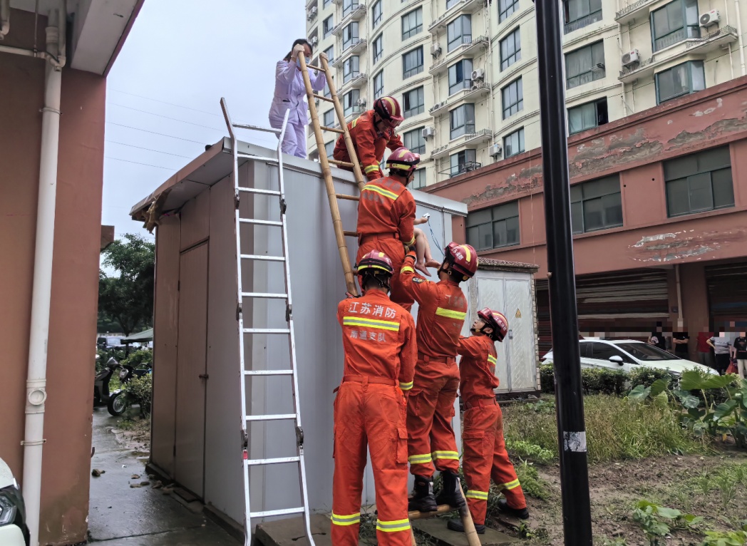 5岁男童从9楼坠落，监控还原惊险一幕！