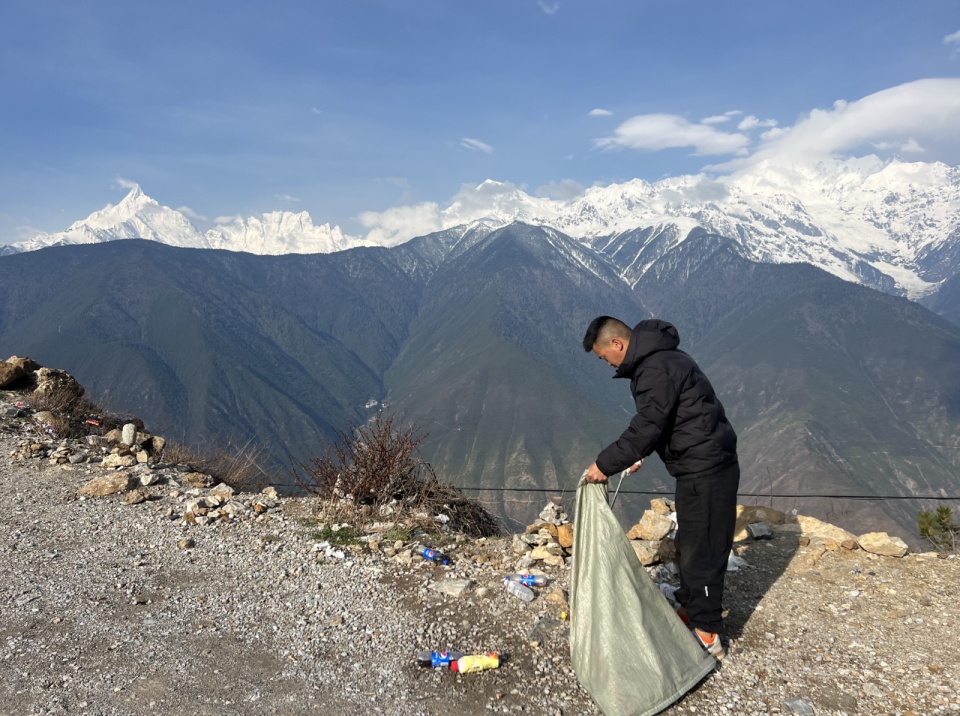 小伙开房车自驾游西藏70多天捡近500袋垃圾：很开心有人效仿