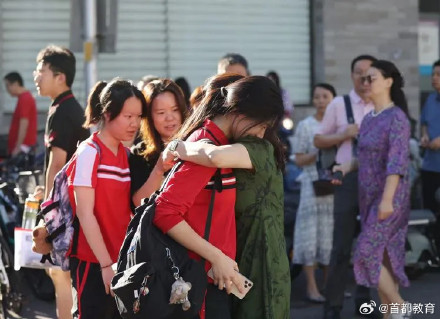 满满的爱!北京中考家长老师为考生送好运 满满的爱!北京中考家长老师为考生送好运