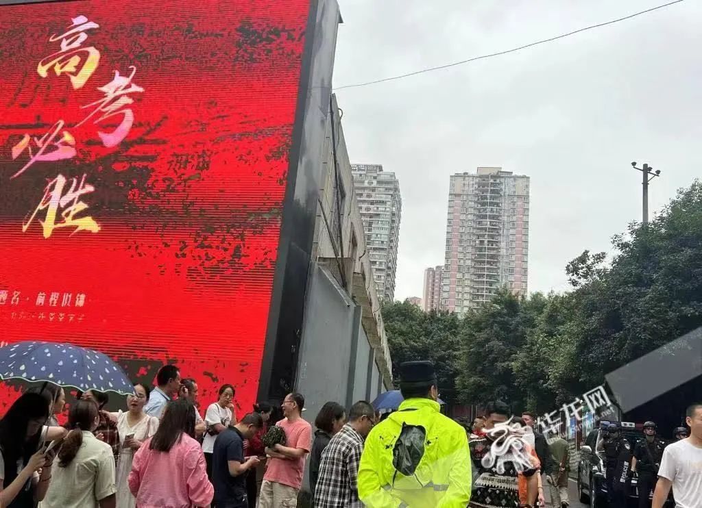 四分半 | 陪考的他们 何去何从