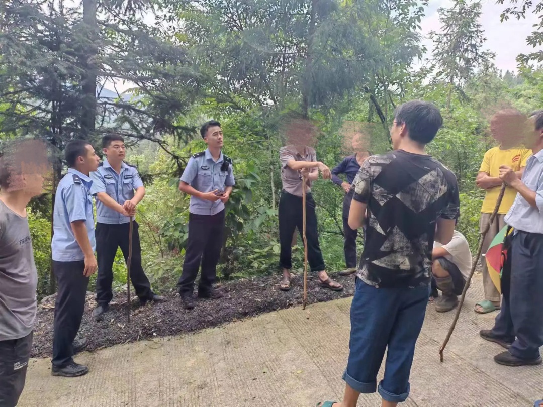 00后新警,你背老人的样子,真帅! 00后新警,你背老人的样子,真帅!