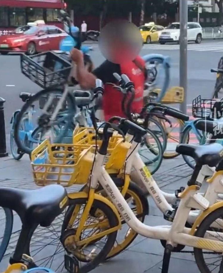 共享单车乱停放遭男子暴力扔砸 共享单车乱停放遭男子暴力扔砸