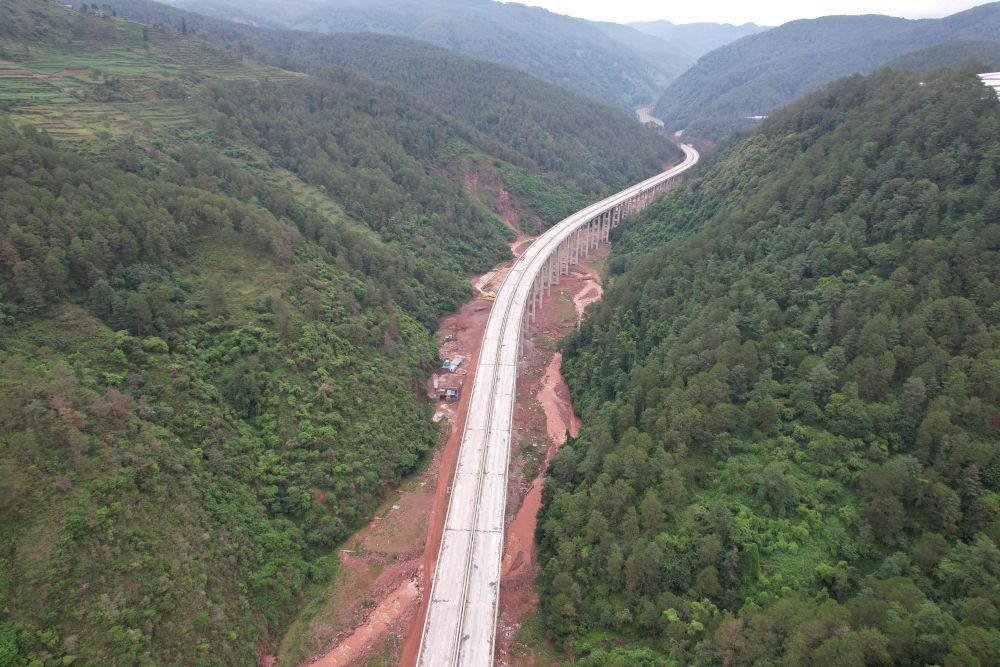 西昭高速公路首座特大桥梁体完成架设