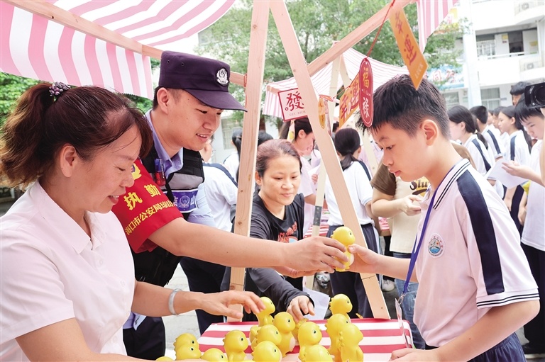 目睹父母家暴的男孩报警求助 民警爱心帮扶成“带来光的人”