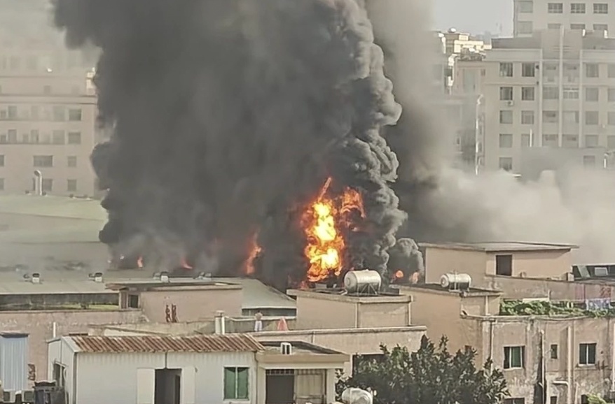 东莞一材料厂发生火灾！官方通报→