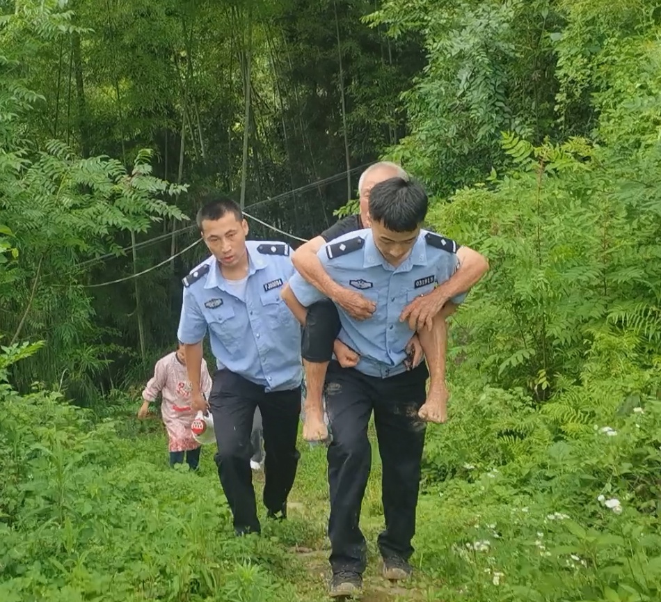 00后新警,你背老人的样子,真帅! 00后新警,你背老人的样子,真帅!