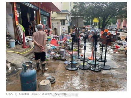 桂林洪水退去留下大量淤泥和垃圾！记者现场直击→