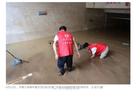 桂林洪水退去留下大量淤泥和垃圾！记者现场直击→