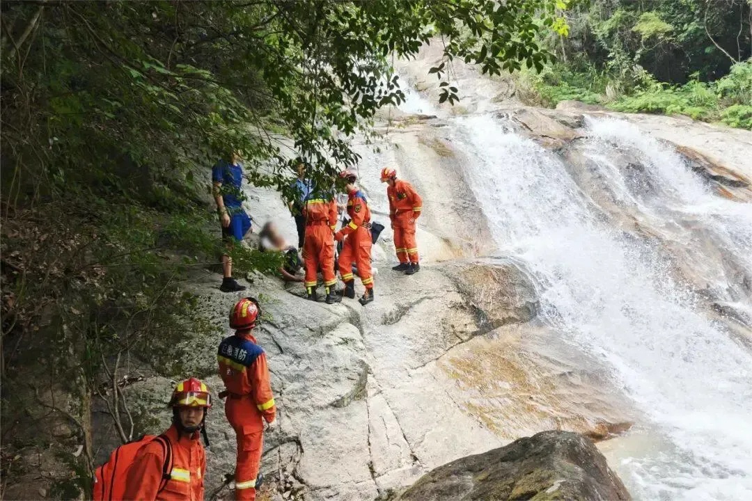 知名景区突发！男子在瀑布顶上游玩时突然坠落！