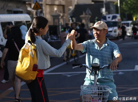 满满的爱!北京中考家长老师为考生送好运 满满的爱!北京中考家长老师为考生送好运