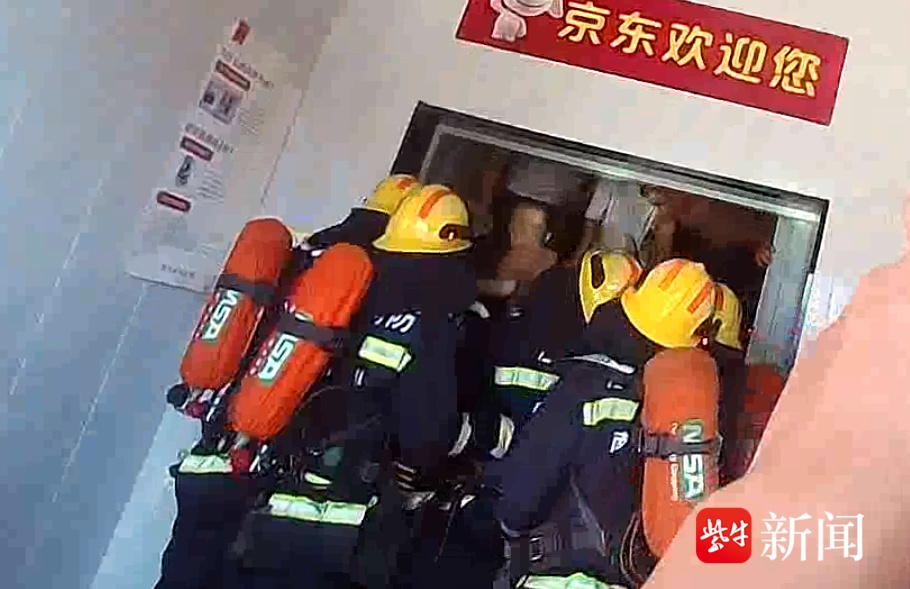 群众被困小区电梯 民警消防联手将人救出