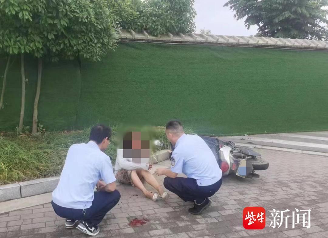 颅内出血、眼眶骨折……女子骑车摔伤拒绝就医，多亏民警一再坚持救回一命