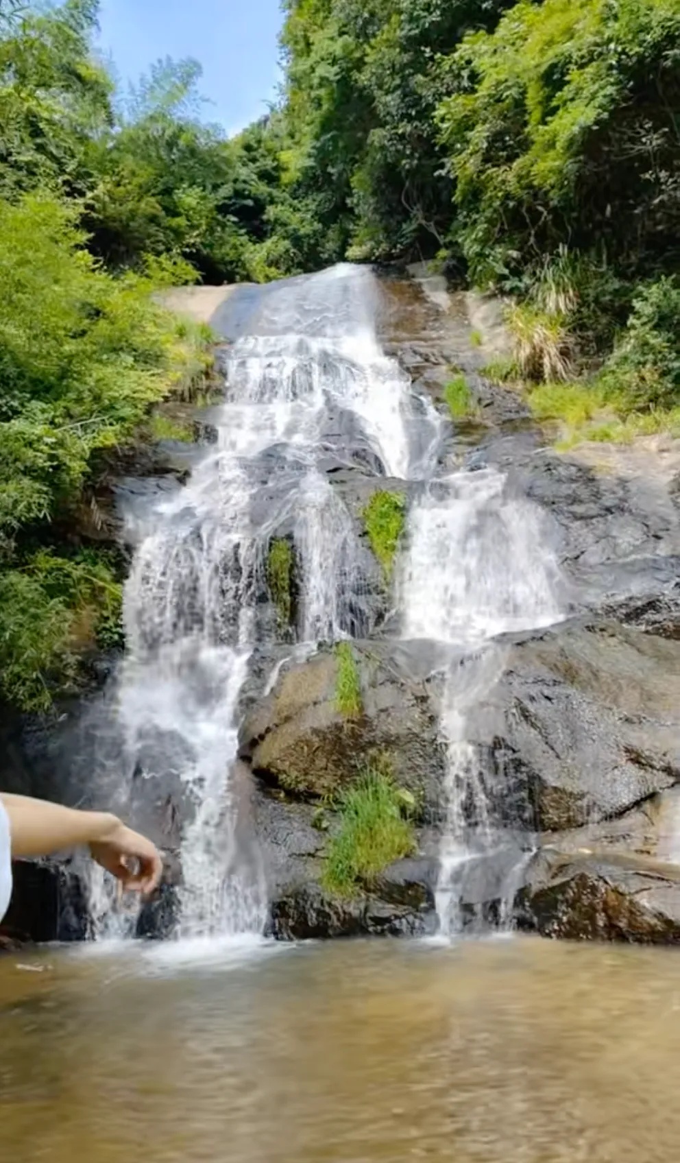 惊险!男子在瀑布顶上游玩时突然坠落 惊险!男子在瀑布顶上游玩时突然坠落