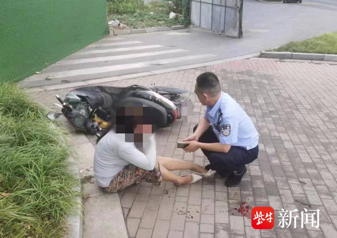 颅内出血、眼眶骨折……女子骑车摔伤拒绝就医，多亏民警一再坚持救回一命