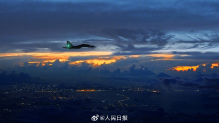 战机飞行员拍下破晓时分绝美天空