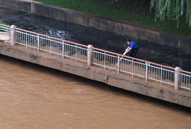 暴雨袭长沙:地铁多条线路停运,部分地段积水严重 暴雨袭长沙:地铁多条线路停运,部分地段积水严重