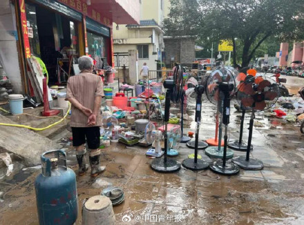 桂林洪水退去留下大量淤泥和垃圾！记者现场直击→