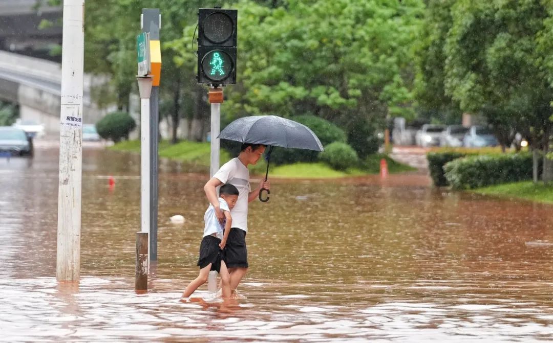 南方暴雨北方炙烤!极端天气频繁,怎么应对? 南方暴雨北方炙烤!极端天气频繁,怎么应对?