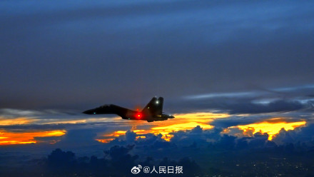 战机飞行员拍下破晓时分绝美天空