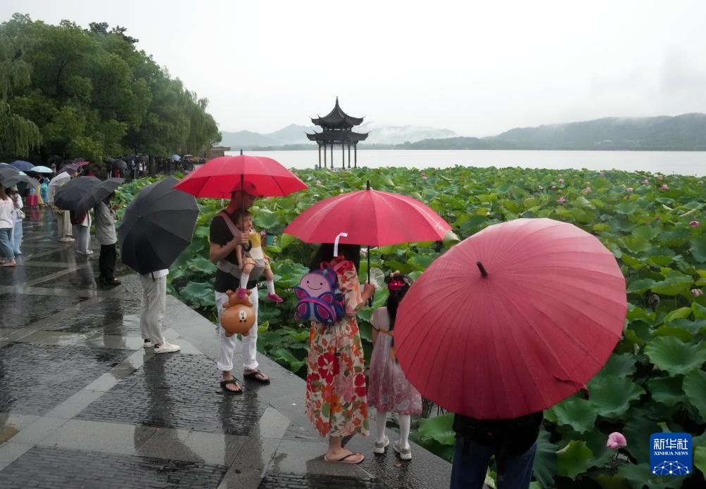 “杭州西湖日” 雨中游西湖