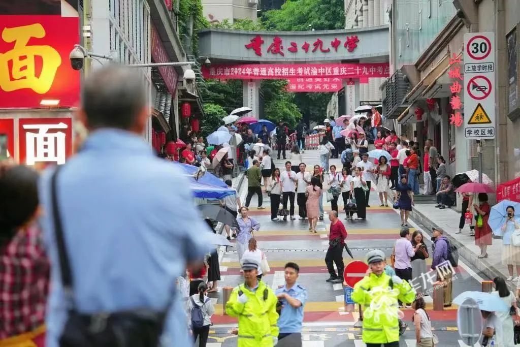 四分半 | 陪考的他们 何去何从