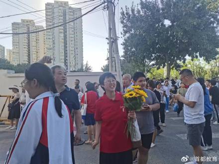满满的爱!北京中考家长老师为考生送好运 满满的爱!北京中考家长老师为考生送好运